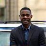 Haroun Diallo pose devant son véhicule traité